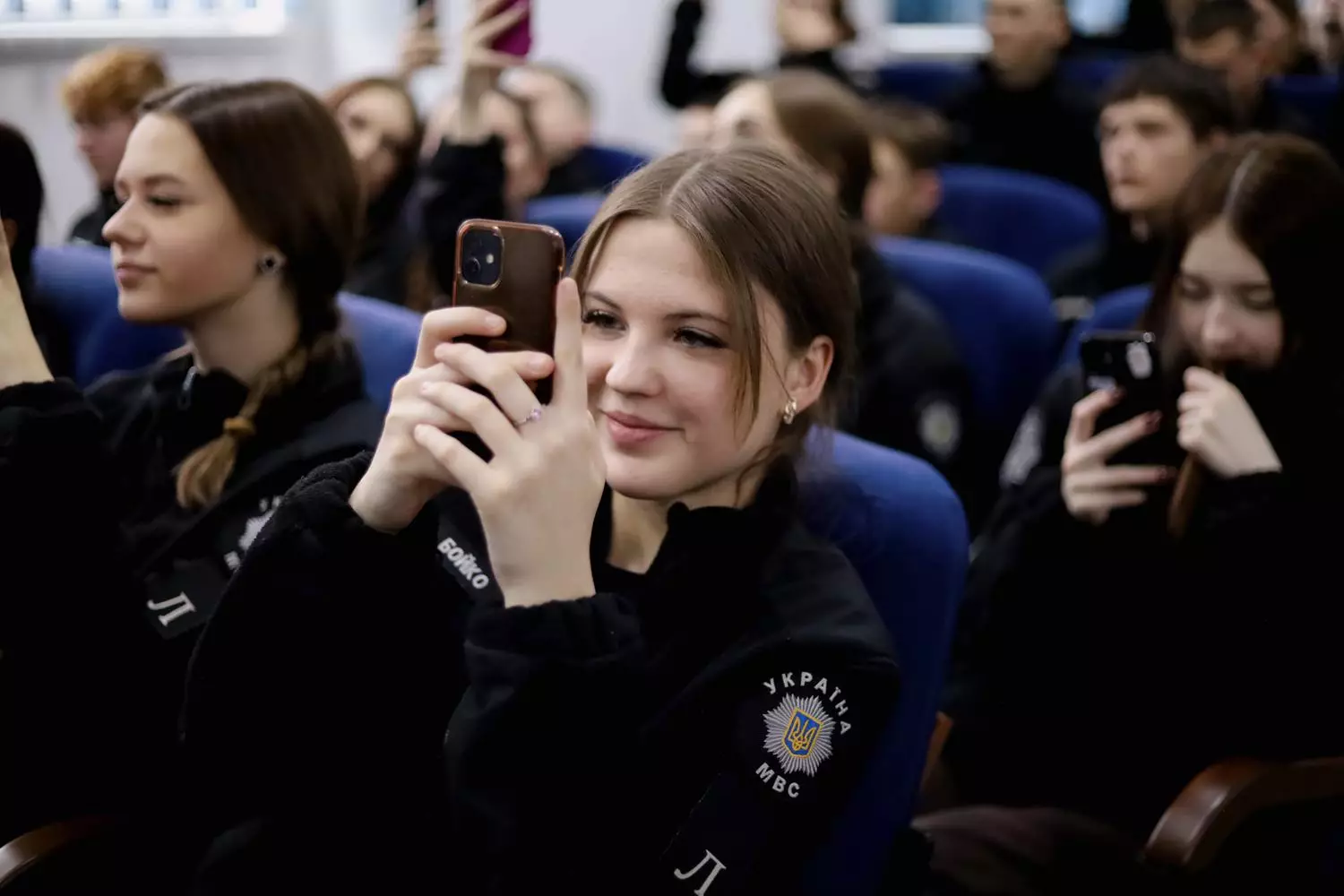 Ліцеїсти МВС в Івано-Франківську фотографують зустріч з гуртом «Антитіла» у залі навчального закладу