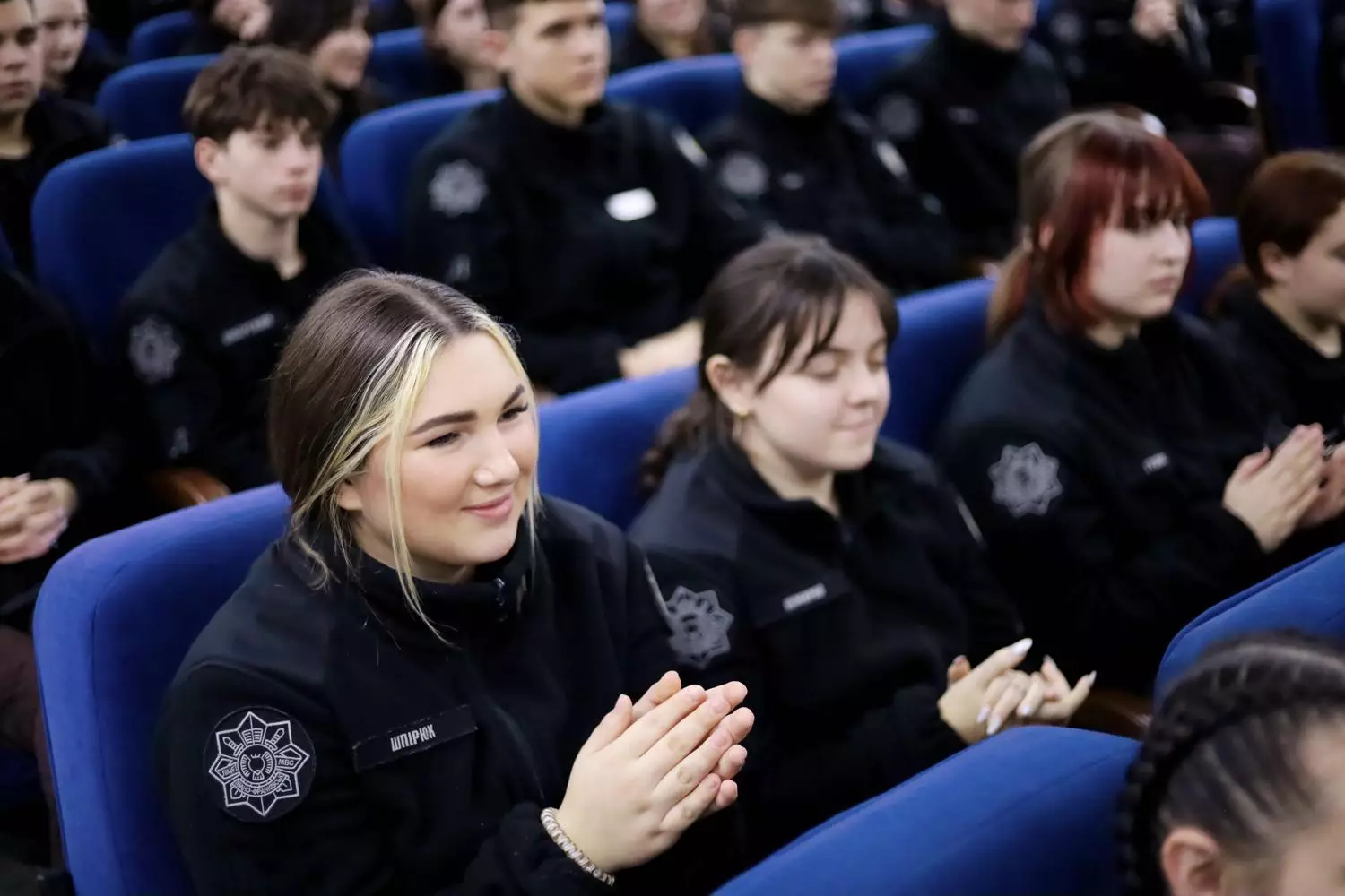 Ліцеїсти в чорній формі аплодують під час зустрічі з гуртом «Антитіла» в Івано-Франківську