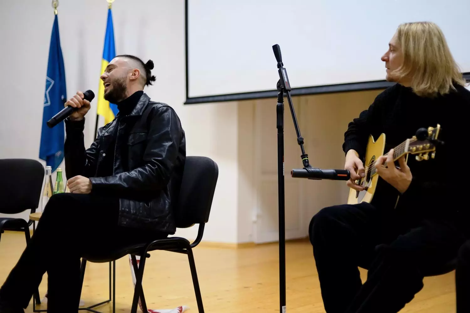 Музиканти гурту «Антитіла» виступають перед ліцеїстами в Івано-Франківському ліцеї МВС