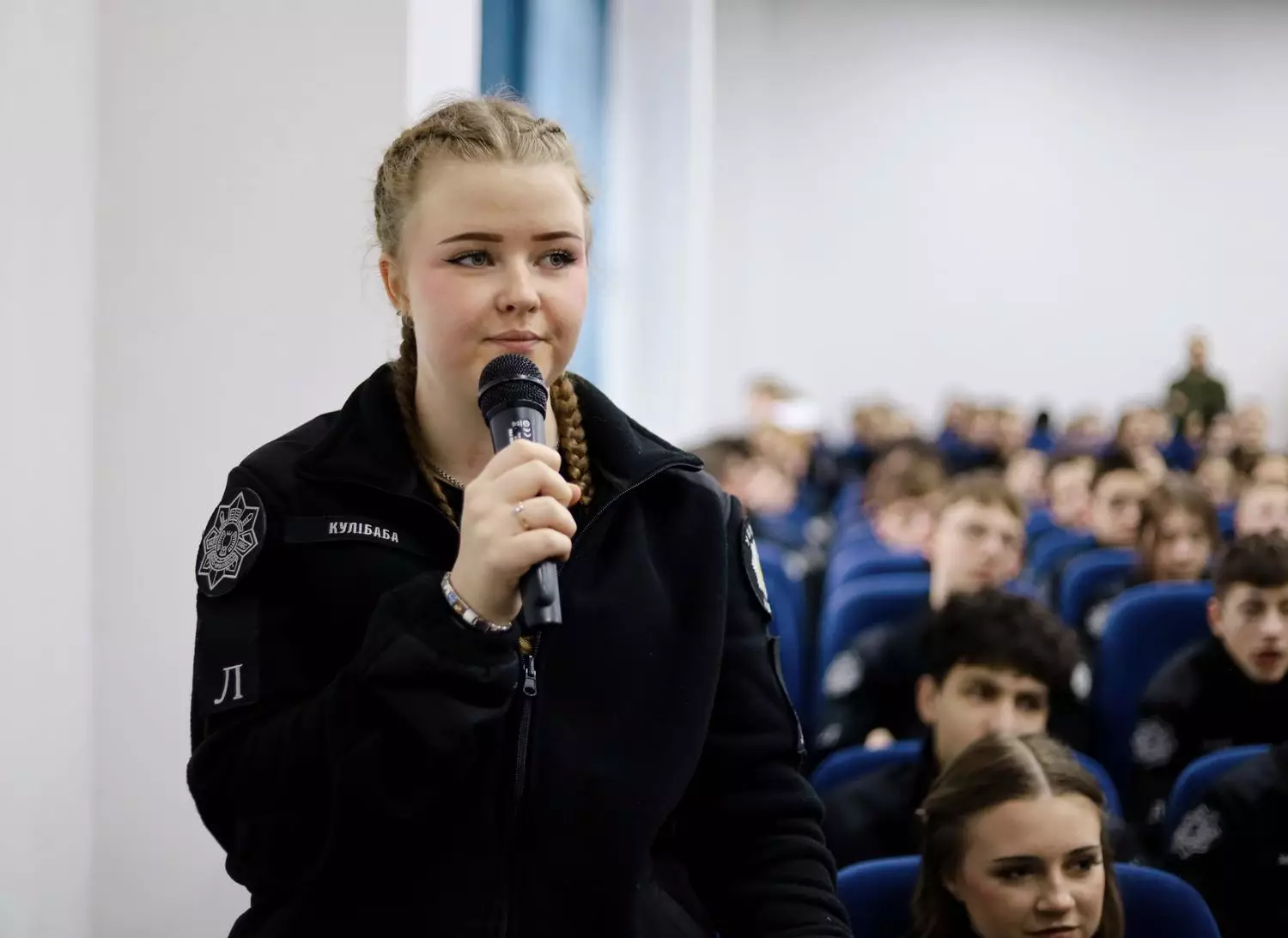 Ліцеїстка в формі ставить запитання під час зустрічі з гуртом «Антитіла» в Івано-Франківську