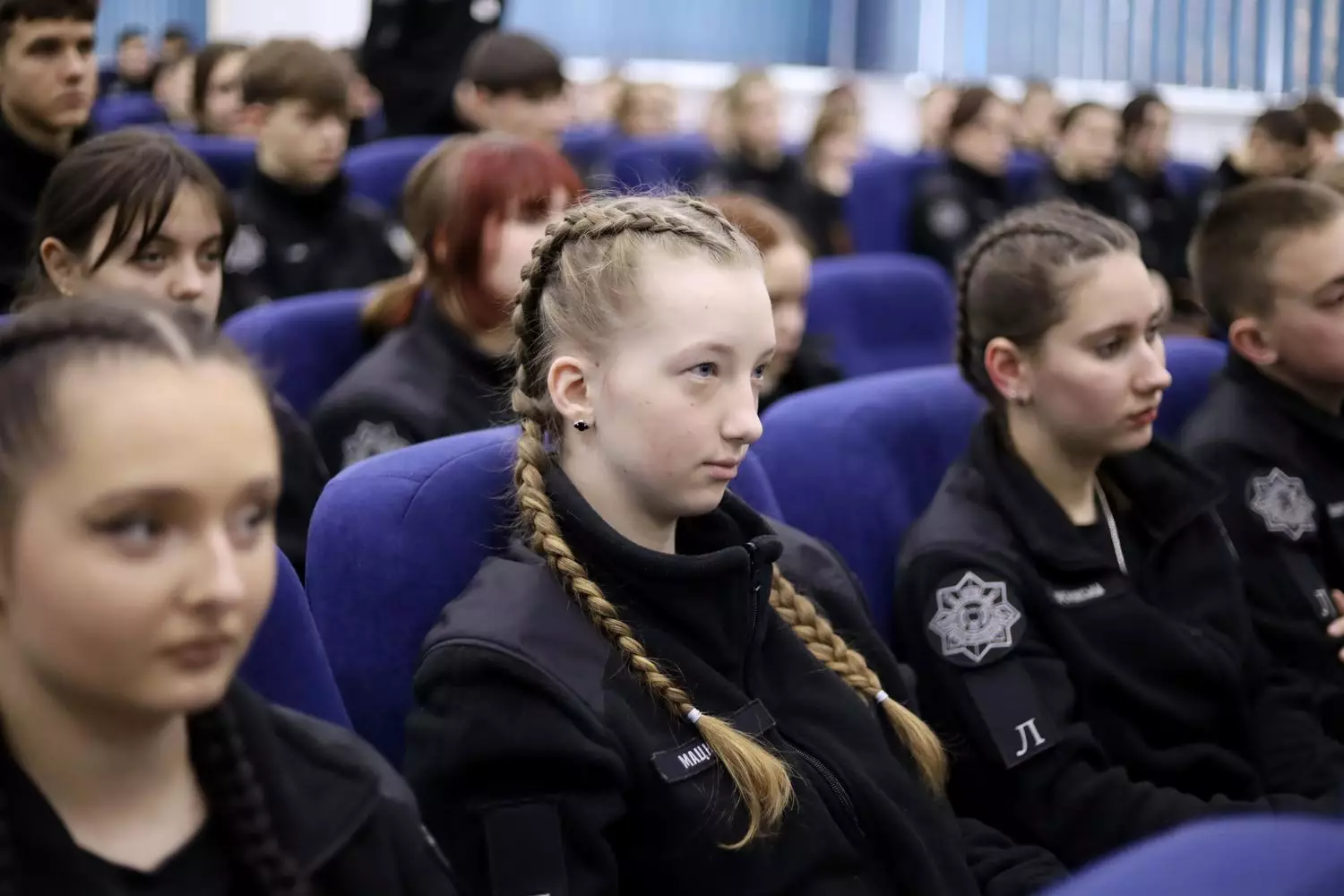 Ліцеїсти в чорній формі уважно слухають виступ гурту «Антитіла» в Івано-Франківському ліцеї