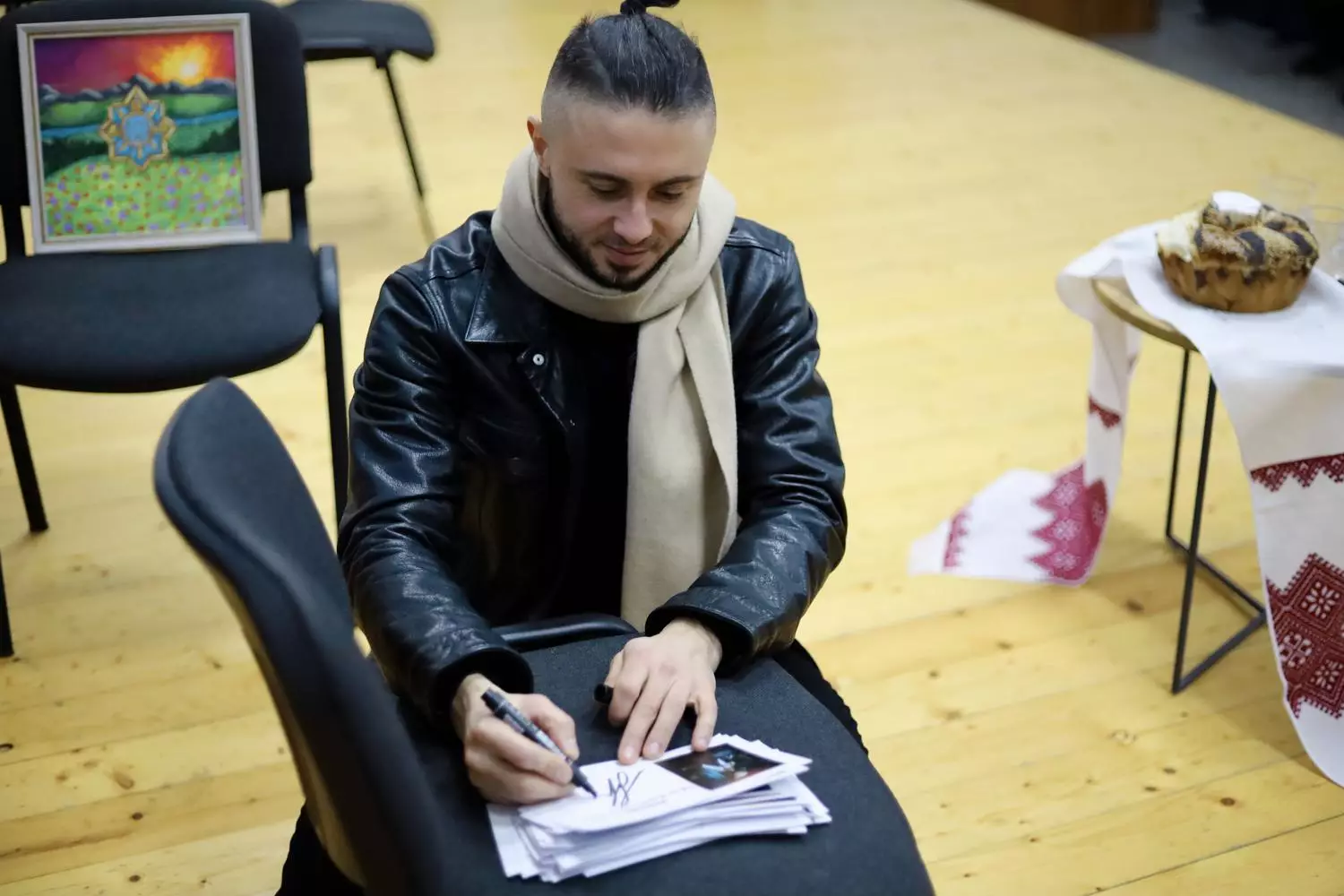 Музикант гурту «Антитіла» підписує автографи для ліцеїстів в Івано-Франківському ліцеї МВС