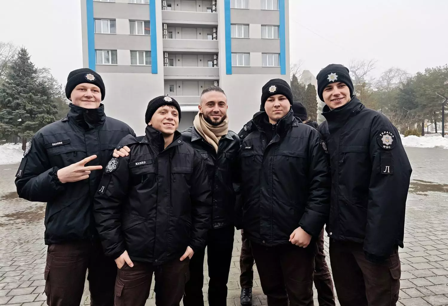 Ліцеїсти МВС в Івано-Франківську з фронтменом гурту «Антитіла» Тарасом Тополею на зустрічі біля ліцею