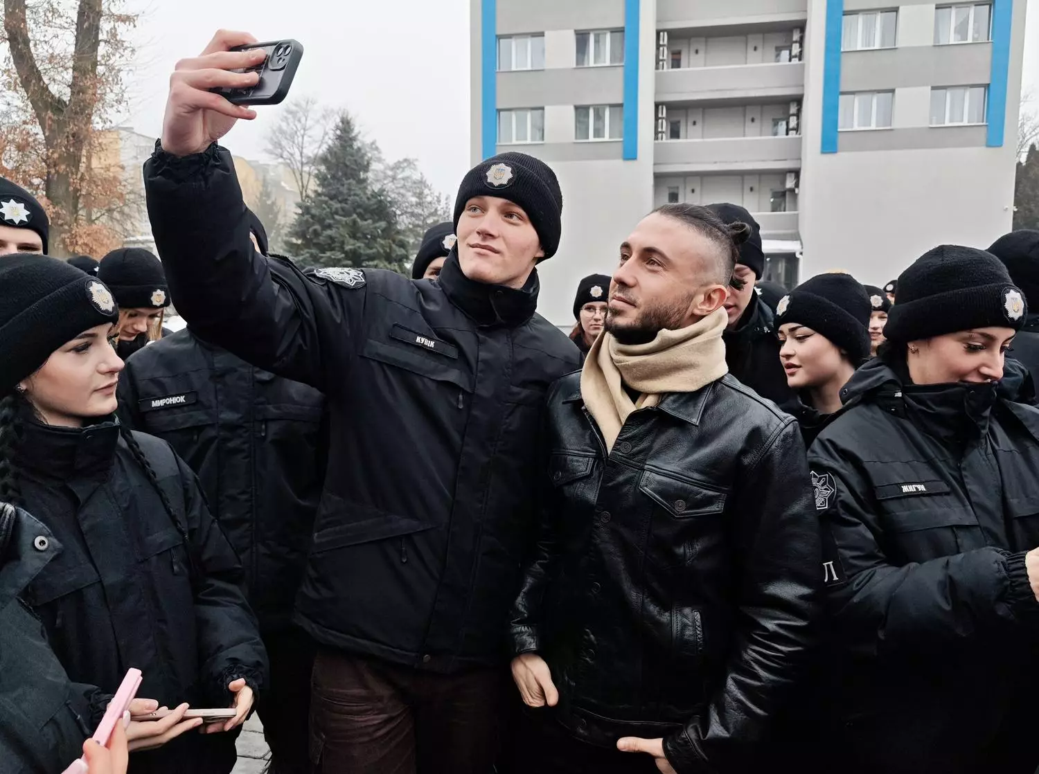 Ліцеїсти МВС в Івано-Франківську фотографуються з учасником гурту «Антитіла» на зустрічі з молоддю