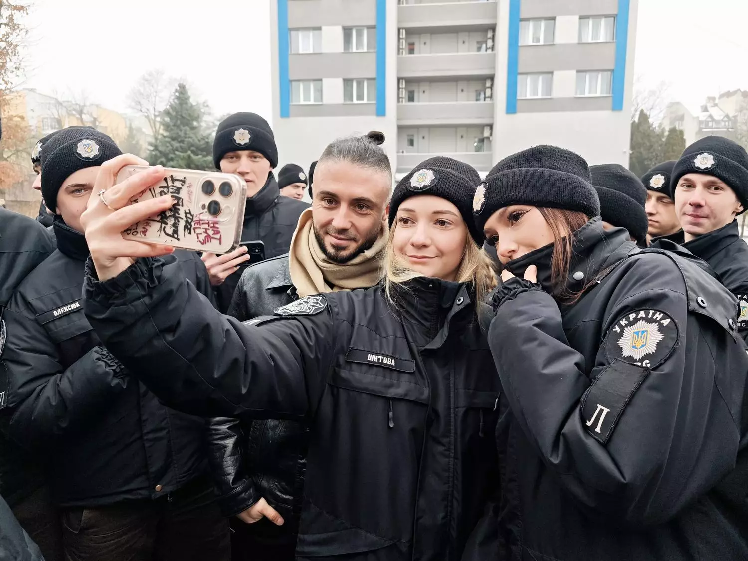 Ліцеїсти МВС роблять селфі з учасниками гурту «Антитіла» під час зустрічі в Івано-Франківську