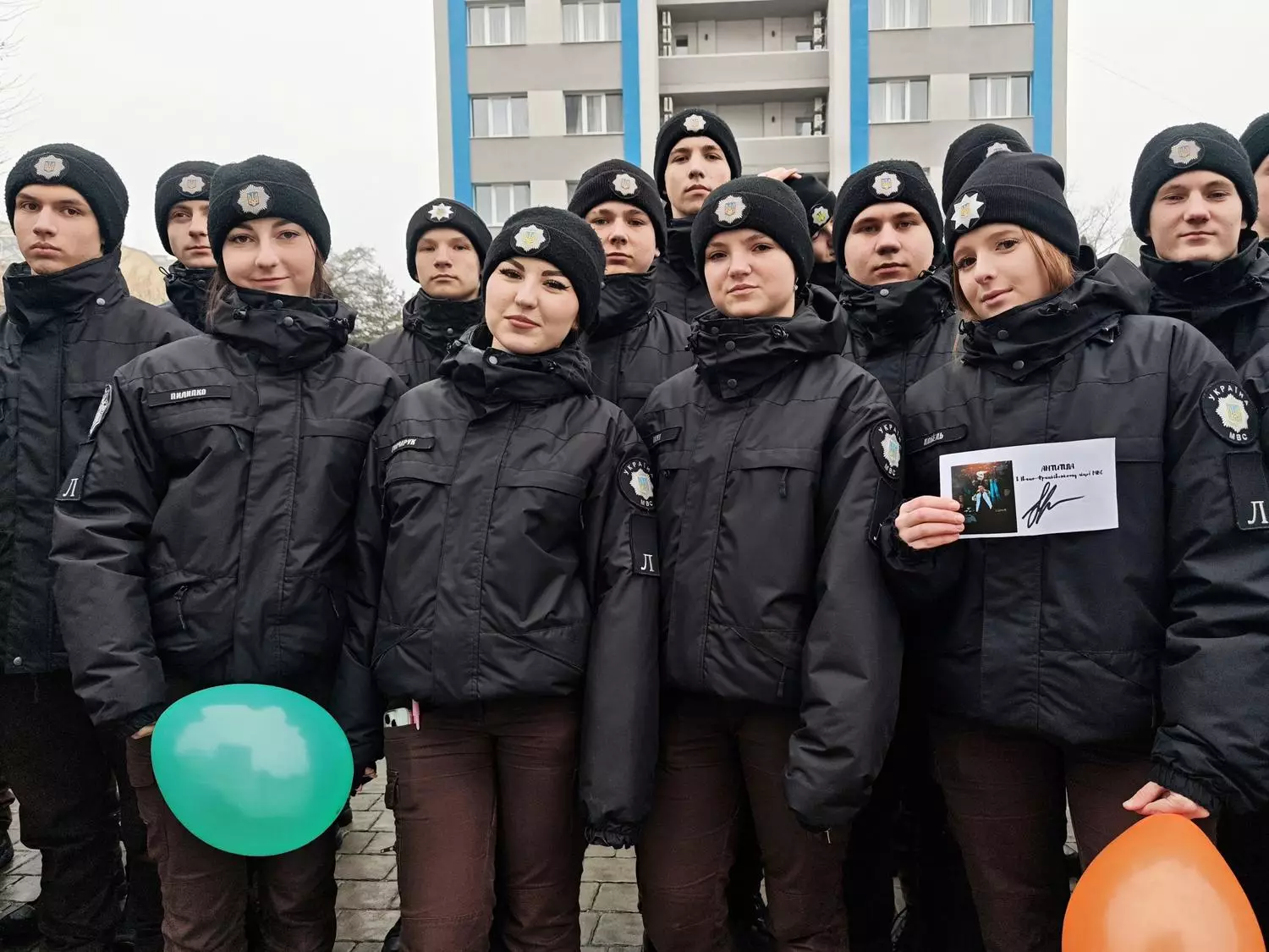Ліцеїсти МВС в Івано-Франківську з автографом гурту «Антитіла», одягнені в чорну форму, тримають кульки