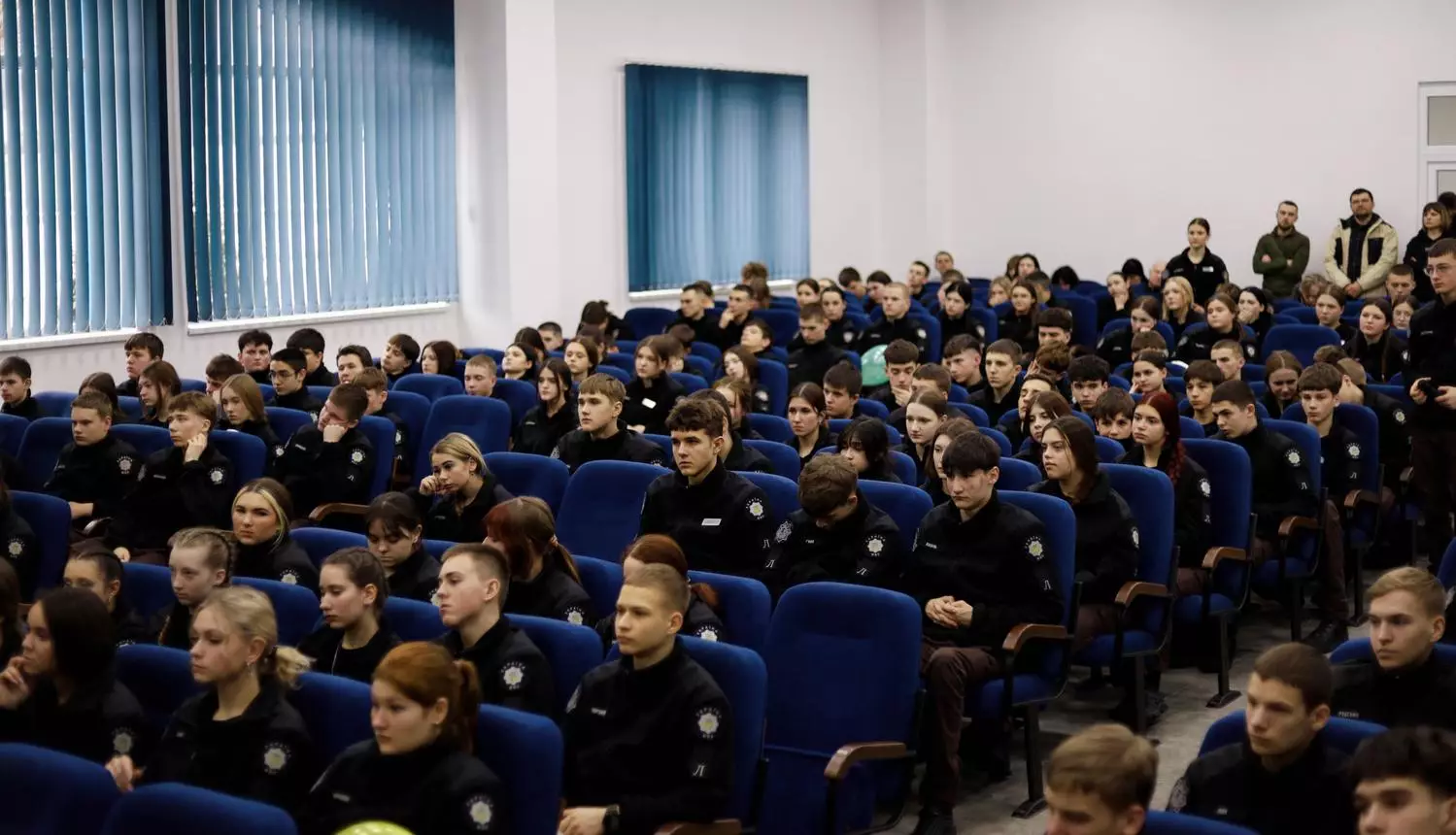 Ліцеїсти в залі слухають учасників гурту «Антитіла» під час зустрічі в Івано-Франківську