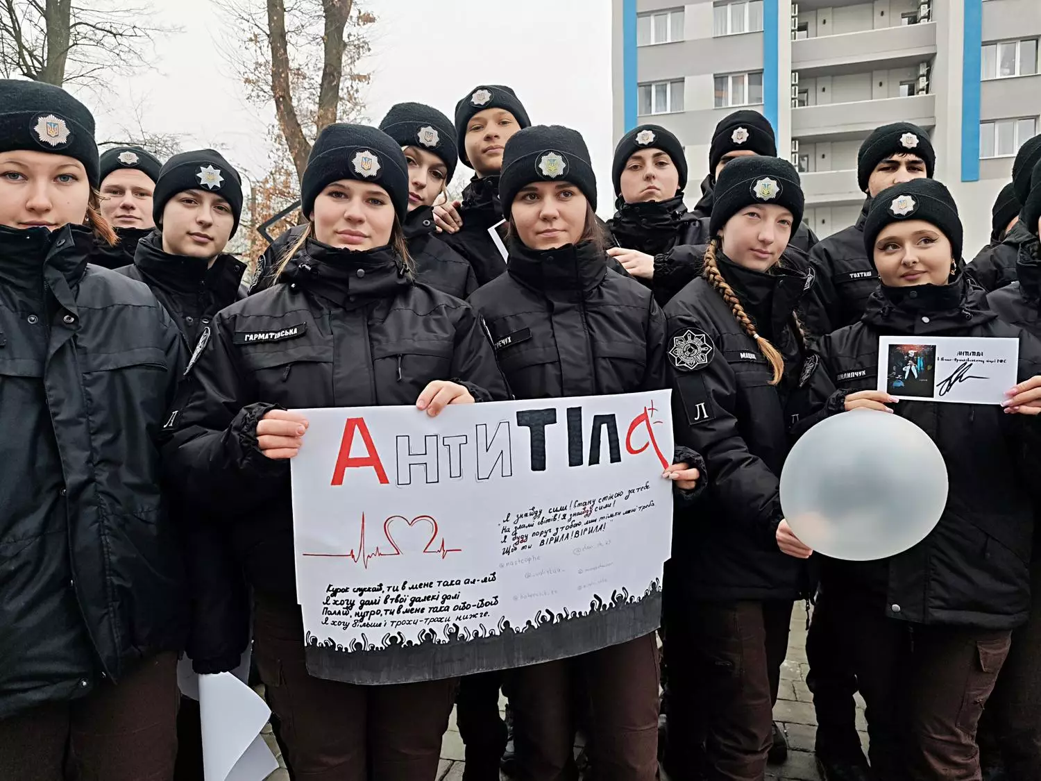 Ліцеїсти в формі тримають плакат з написом "Антитіла", зустріч з гуртом в Івано-Франківську