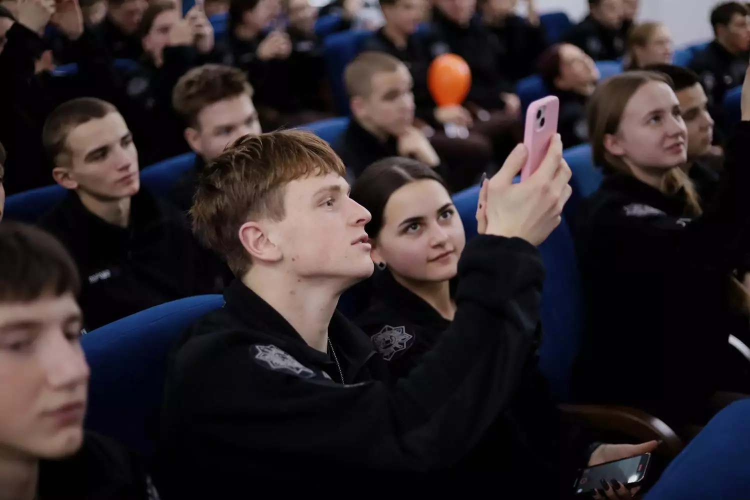 Ліцеїсти в залі слухають виступ гурту «Антитіла», один з них знімає на телефон, Івано-Франківськ