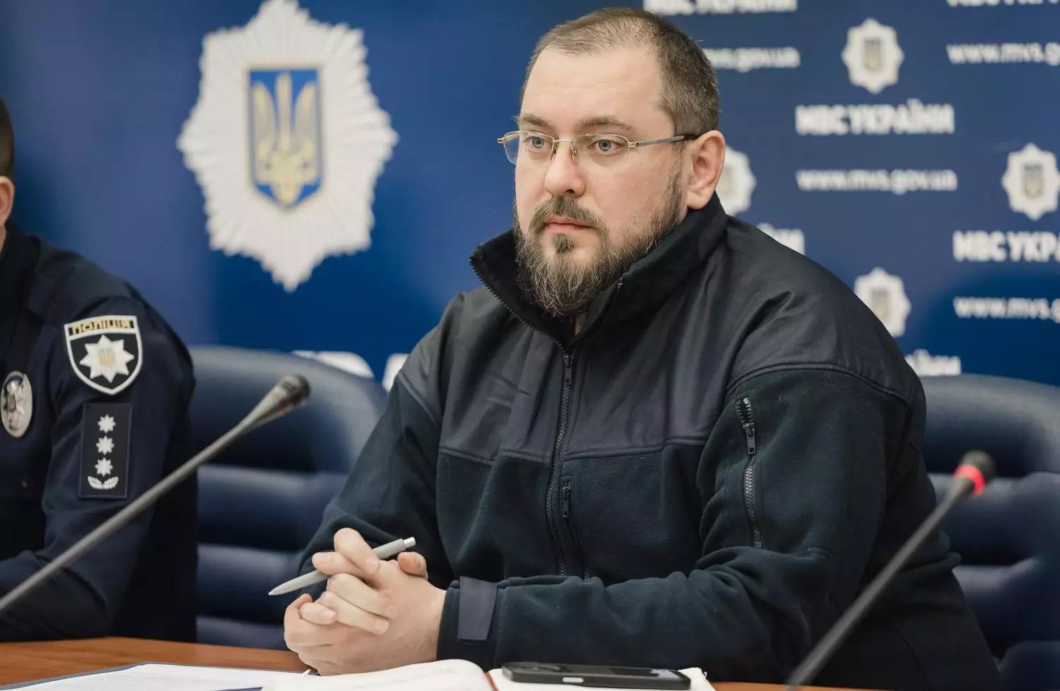 Чоловік у формі МВС України на офіційній зустрічі, присвяченій ідентифікації зниклих безвісти