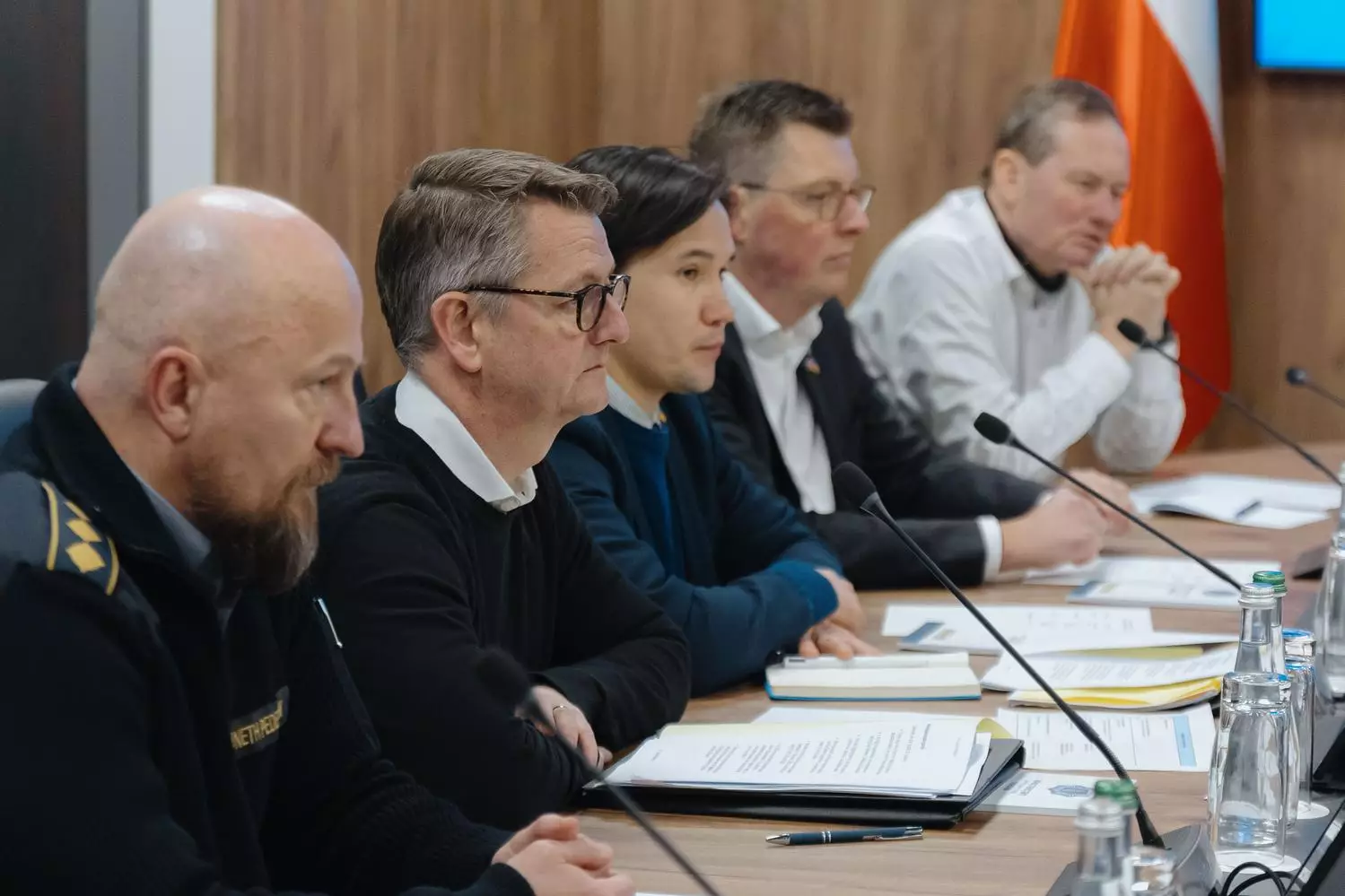 Делегація Данії та представники України за столом під час підписання угоди про співпрацю