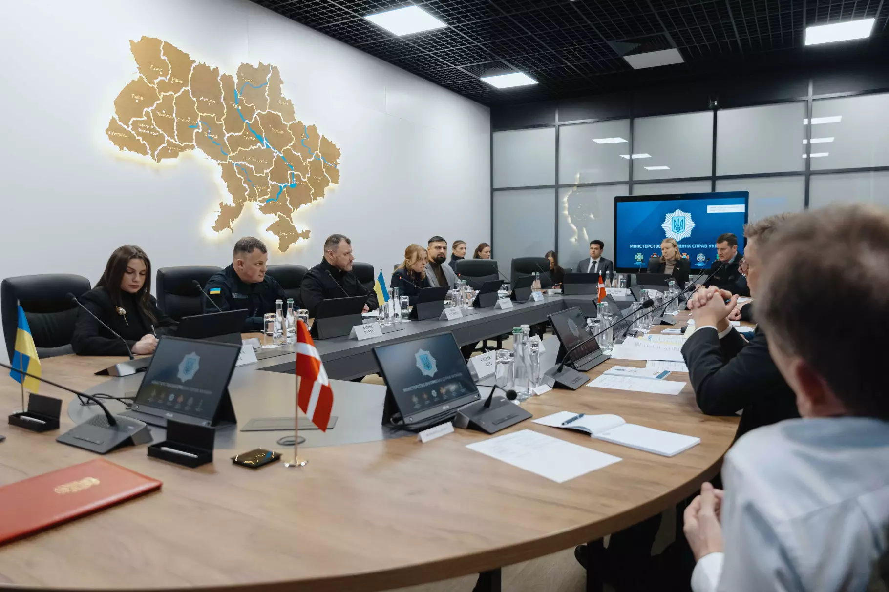 Українські та данські делегації під час підписання угоди про партнерство у сфері надзвичайних ситуацій