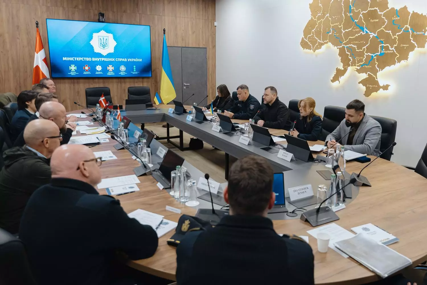 Делегація Данії та представники України підписують угоду про співпрацю у сфері надзвичайних ситуацій