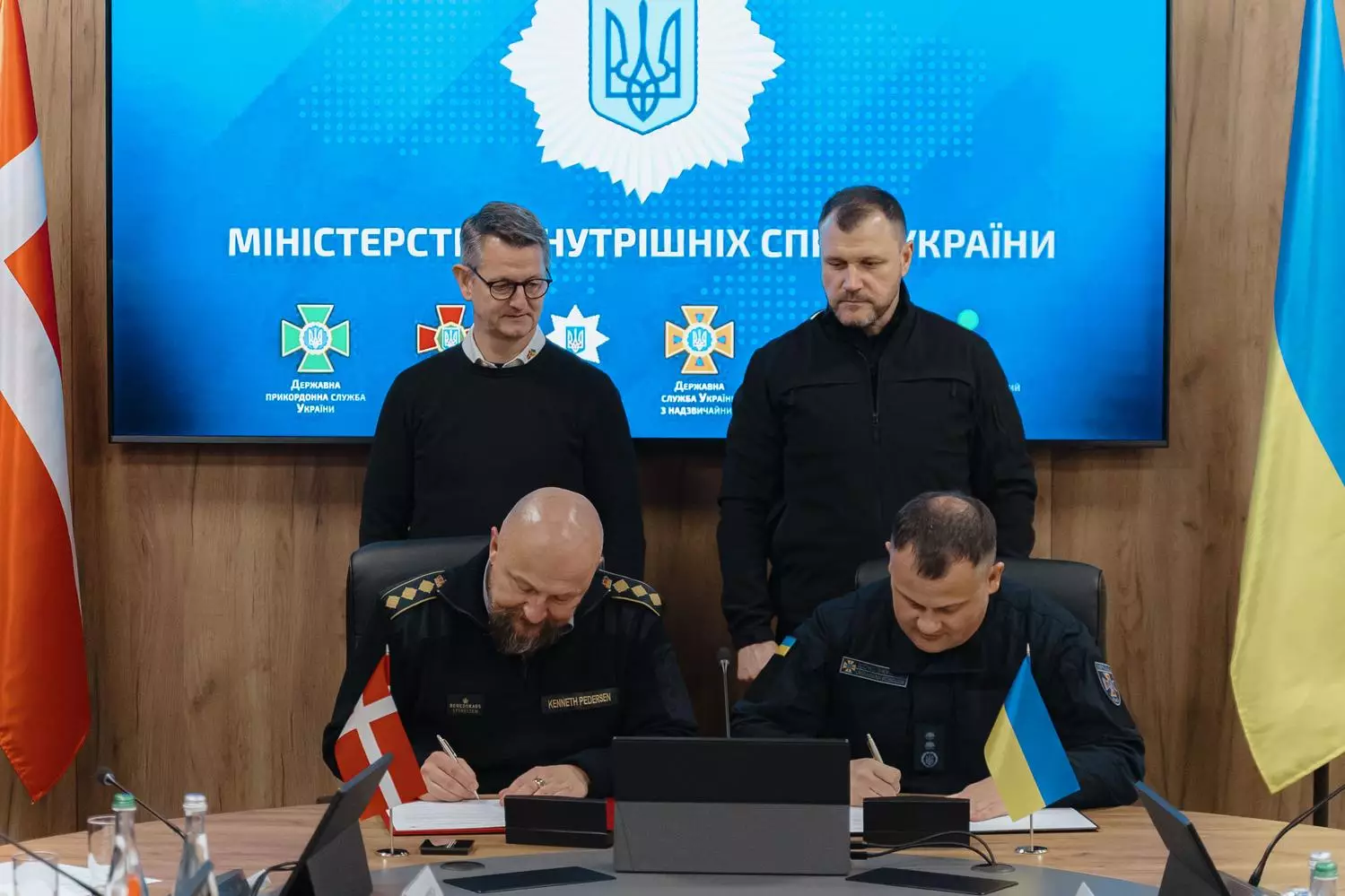 Міністр Ігор Клименко та Торстен Шак Педерсен підписують угоду про партнерство між ДСНС та DEMA