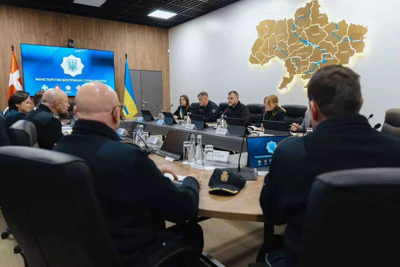 Зустріч міністра Ігоря Клименка з делегацією Данії в Києві, обговорення допомоги для пунктів обігріву