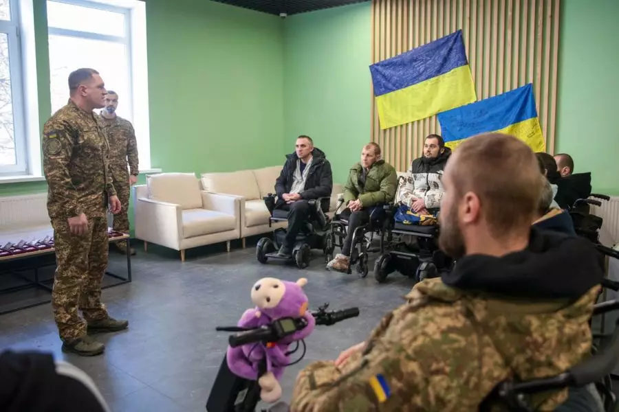 Командувач НГУ спілкується з пораненими військовими у кімнаті з прапорами України на стіні