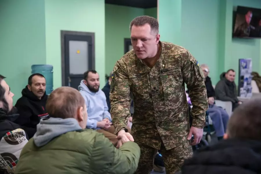 Командувач НГУ Олександр Півненко тисне руку пораненому нацгвардійцю в лікарняній палаті