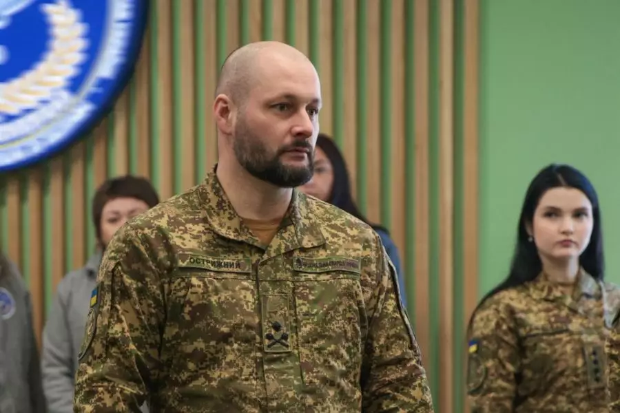Командувач НГУ в камуфляжі стоїть перед військовослужбовцями, обговорюючи питання лікування та підтримки