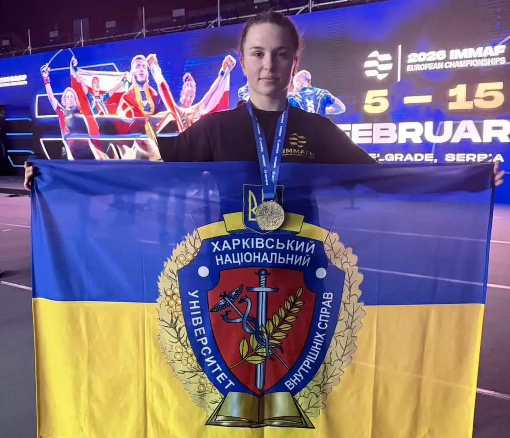 Курсантка Яна Шелемба з медаллю та прапором Харківського національного університету на чемпіонаті в Белграді