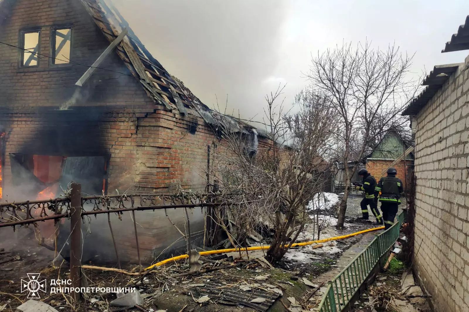 Пожежники гасять палаючий будинок після обстрілу в житловому районі України