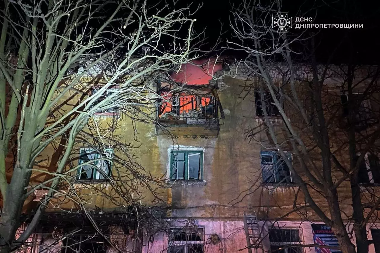 Зруйнований будинок після обстрілу, вибиті вікна, видно наслідки атаки вночі