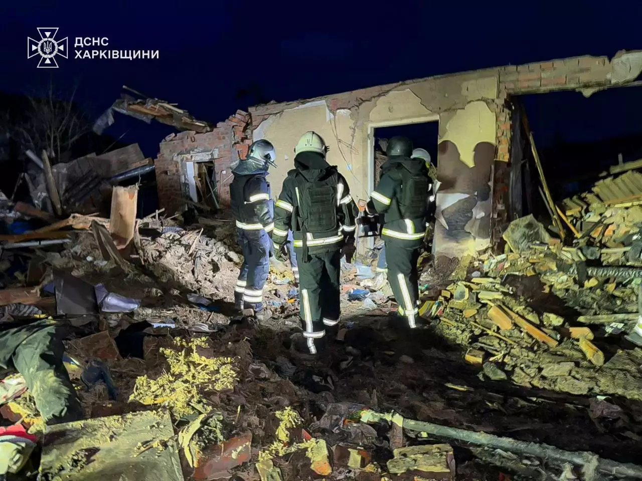 Рятувальники оглядають зруйновану будівлю після нічного обстрілу в українському регіоні