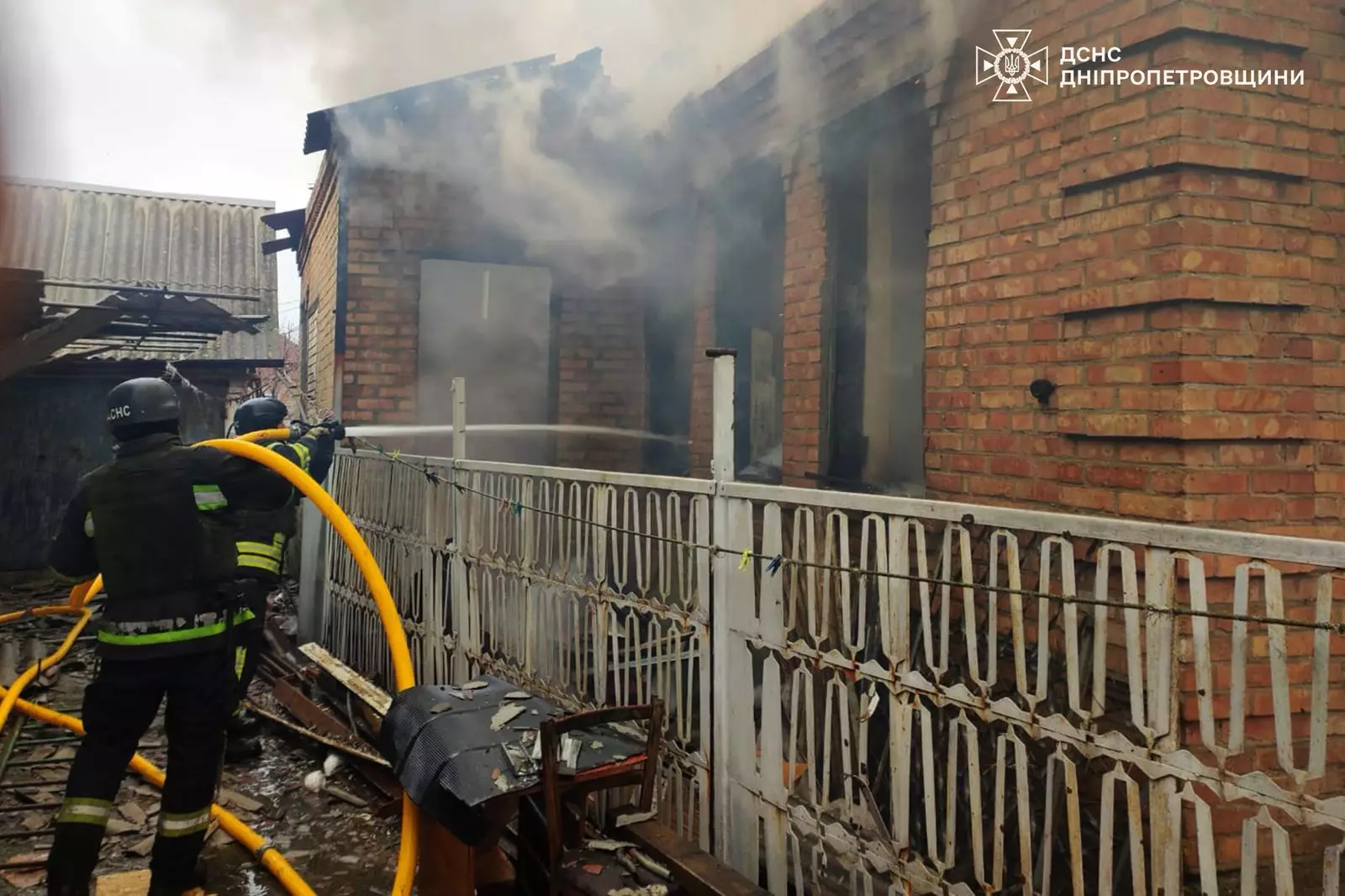 Пожежники гасять палаючий будинок після обстрілу в Дніпропетровській області