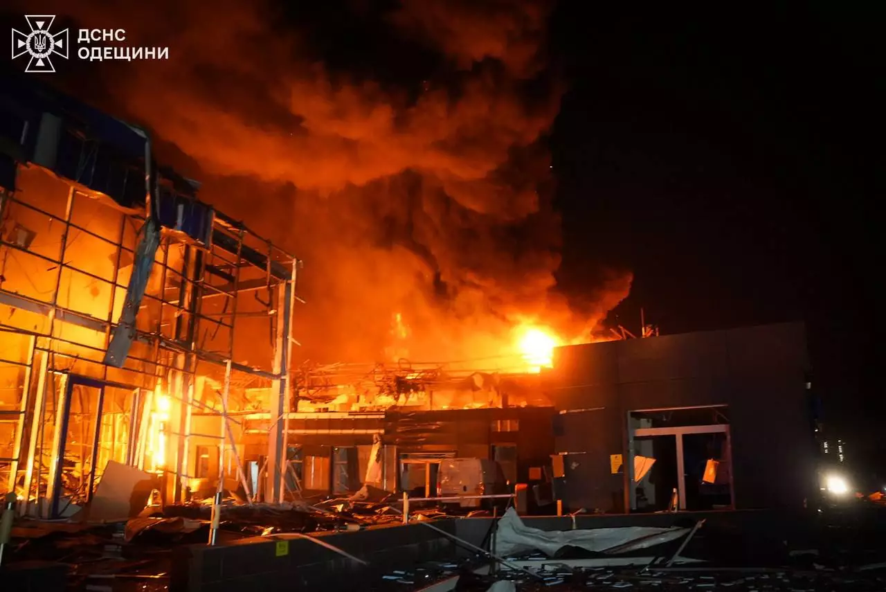 Пожежа внаслідок обстрілу в Одеській області, зруйновані будівлі, працюють рятувальники