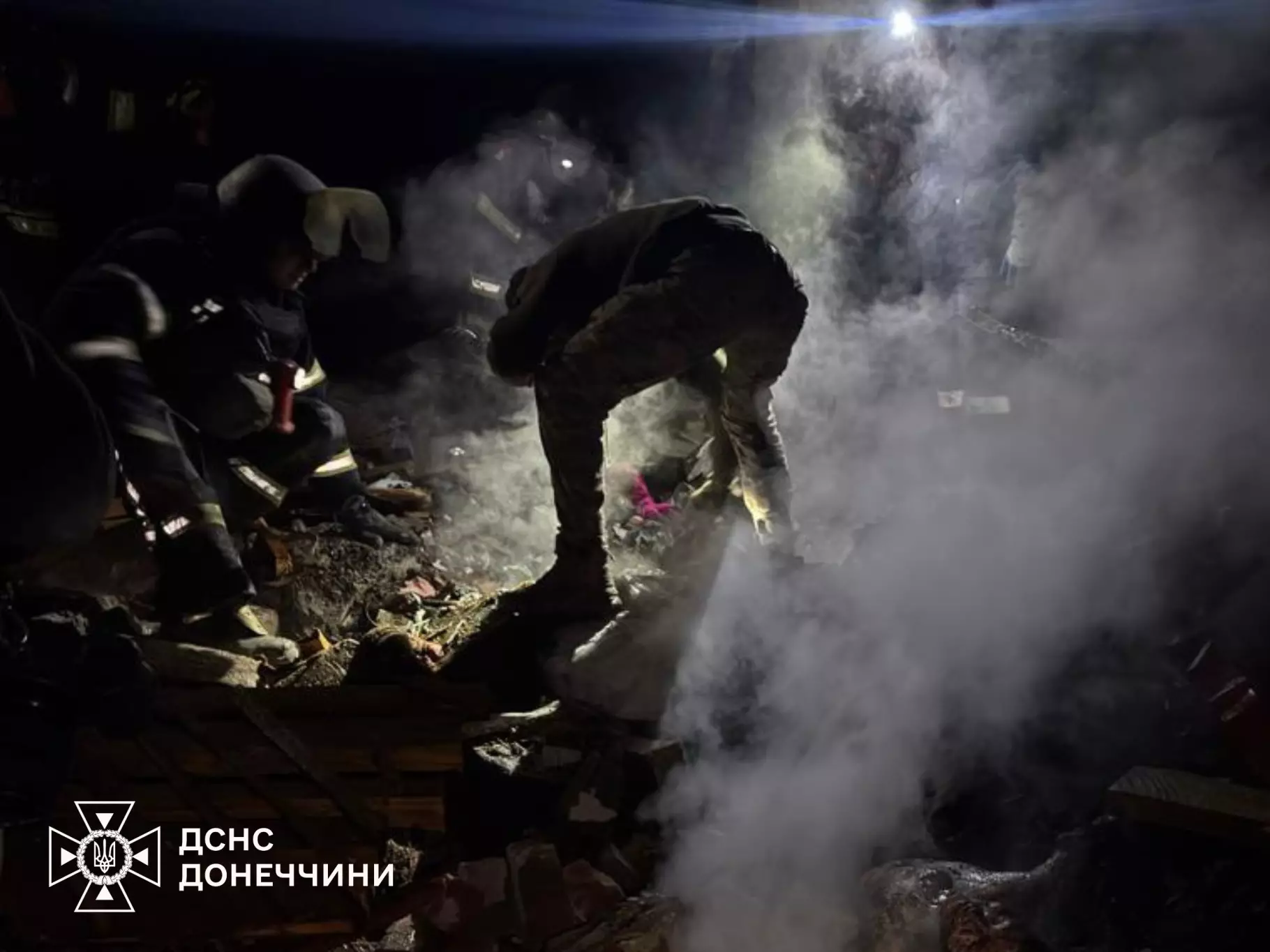 Рятувальники працюють на місці обстрілу вночі, густий дим, пошкоджені уламки, екстрені служби на Донеччині