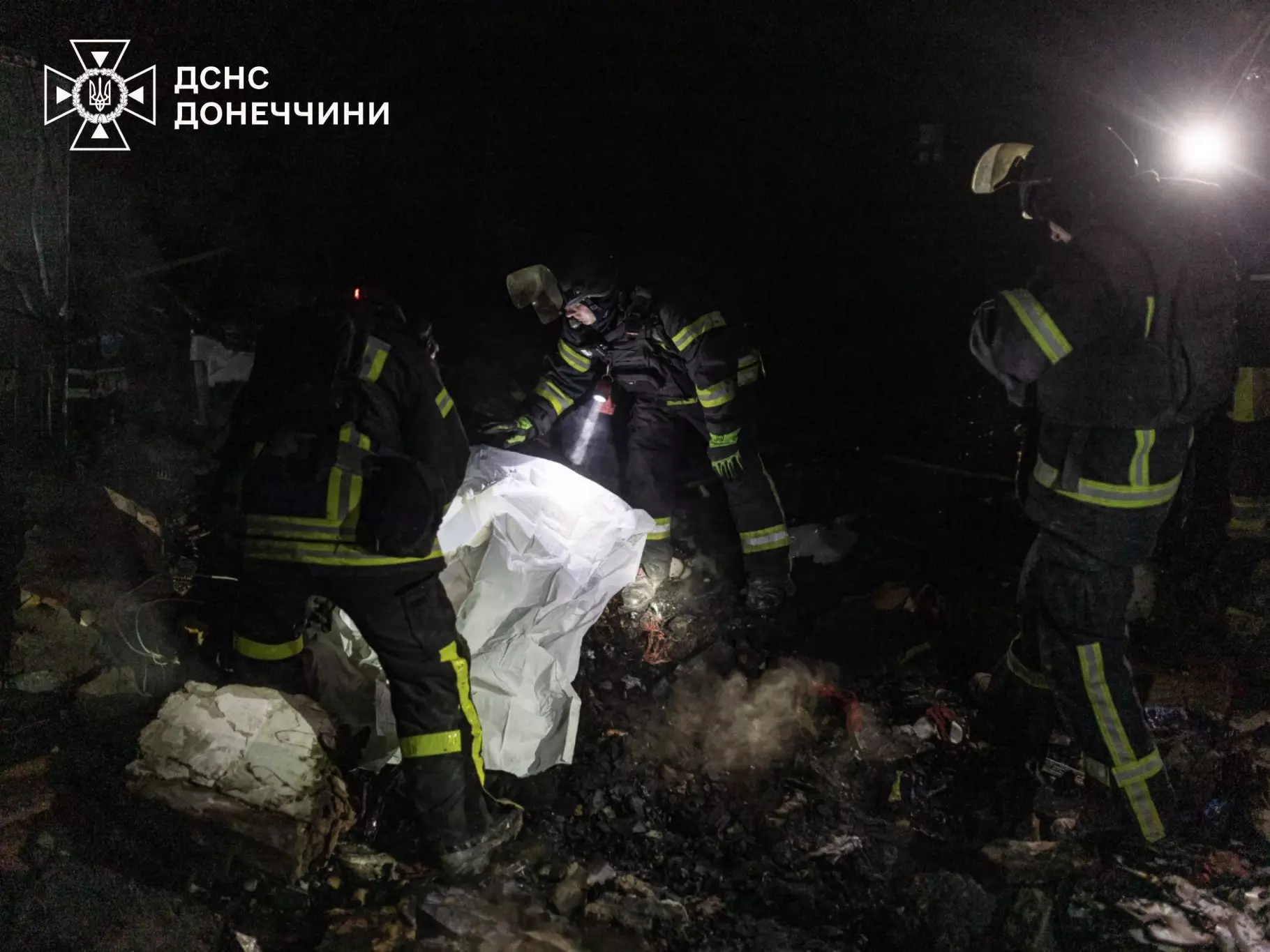 Рятувальники працюють на місці руйнувань після нічної атаки в Донецькій області, пошуки тривають
