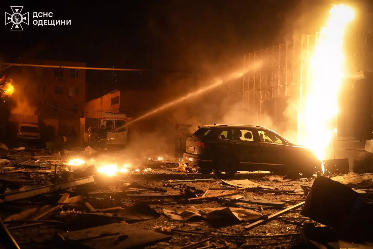 Пожежа в автосалоні Одеси після атаки дронами, горять автомобілі та будівлі, працюють рятувальники