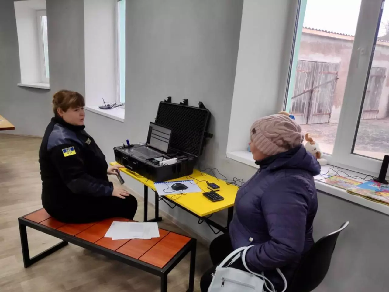 Мобільний підрозділ ДМС обслуговує мешканку прифронтової території в тимчасовому офісі