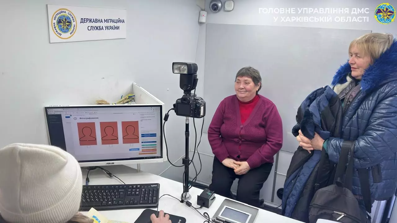 Мобільний підрозділ ДМС України обслуговує мешканців у прифронтовій зоні, оформлення документів на місці