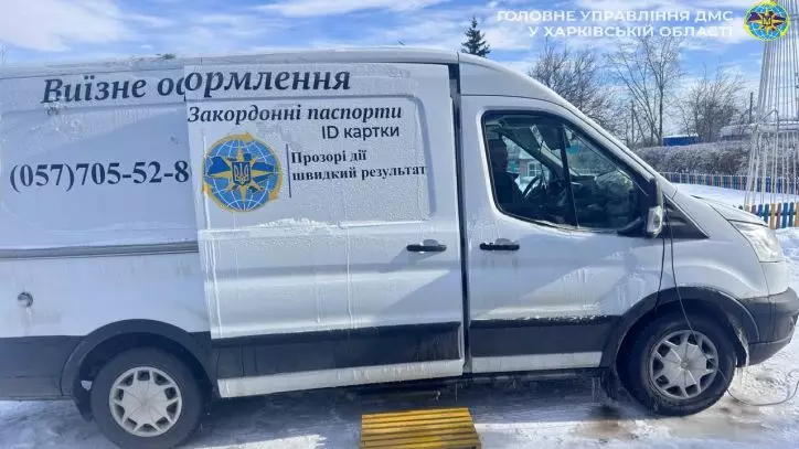 Мобільний підрозділ ДМС України на білому мікроавтобусі надає паспортні послуги в прифронтовій зоні