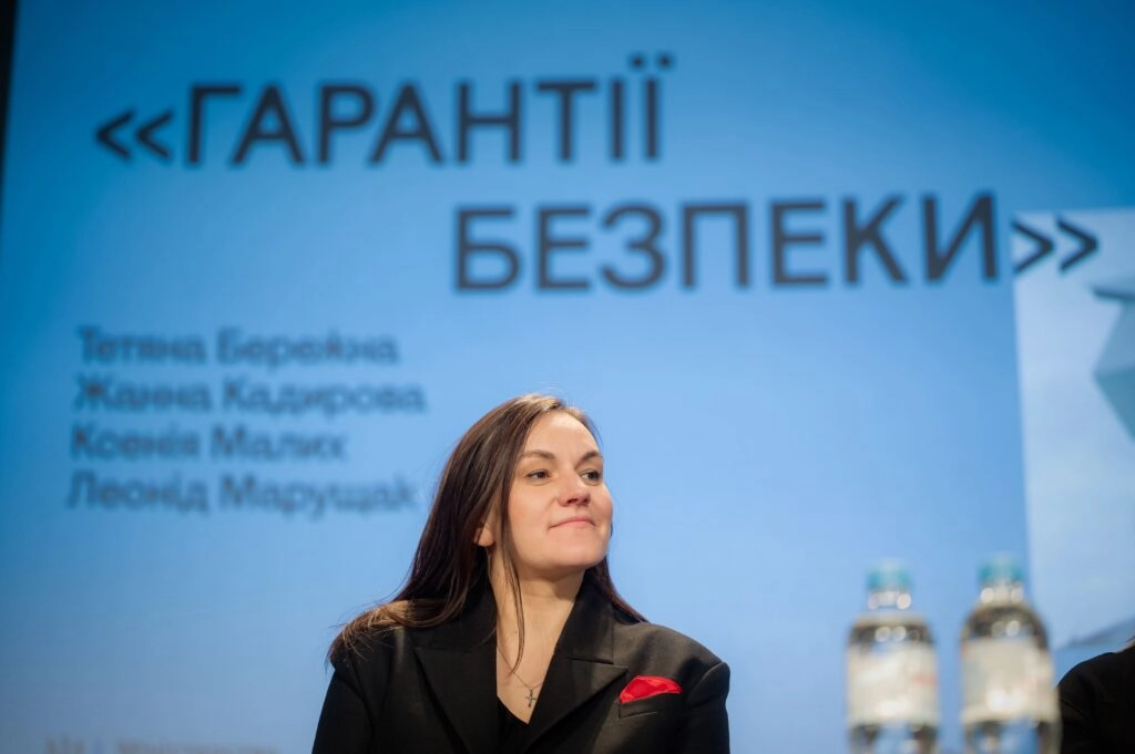 Жінка на сцені під час публічної розмови про український проєкт «Гарантії безпеки» на Венеційській бієнале