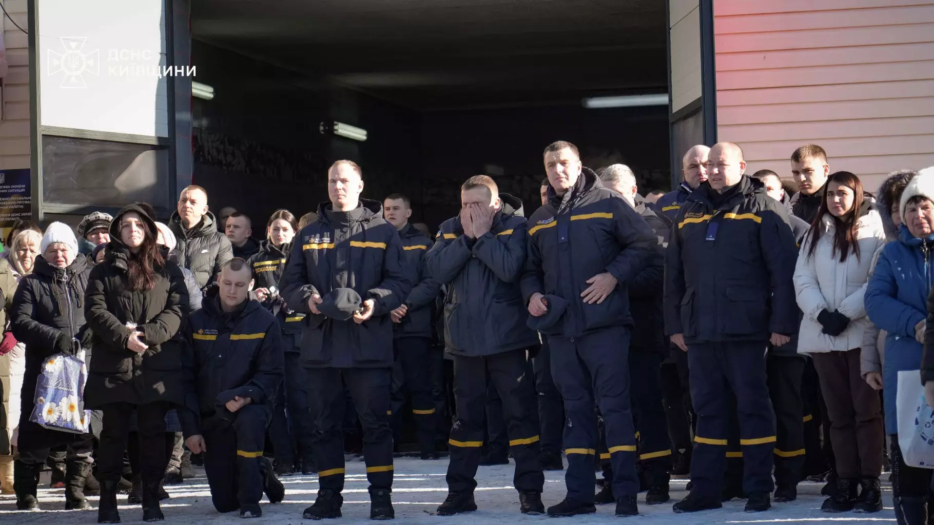 Рятувальники ДСНС України в строю під час церемонії прощання з колегою Михайлом Проценком на Київщині