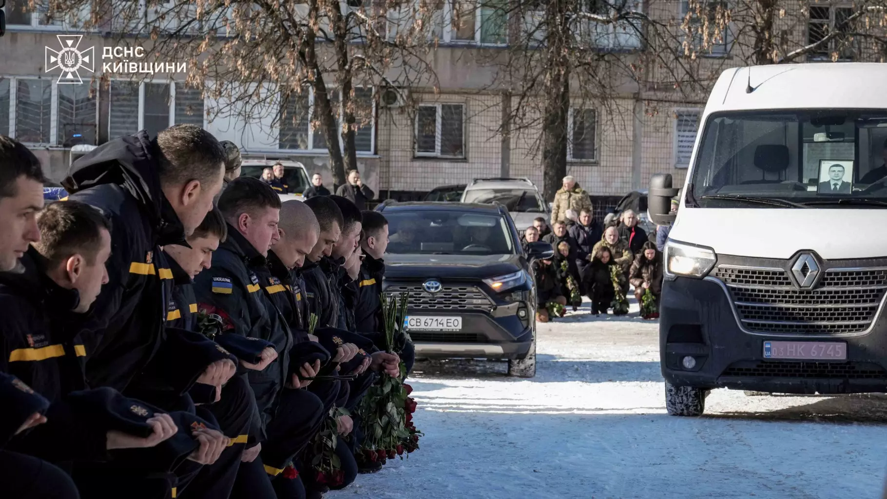 Рятувальники ДСНС на колінах віддають шану загиблому колезі під час прощальної церемонії на Київщині