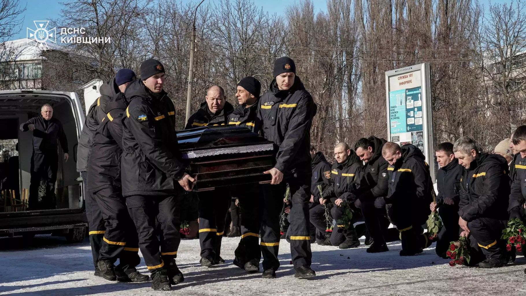 Рятувальники в уніформі несуть труну під час церемонії прощання з колегою на Київщині