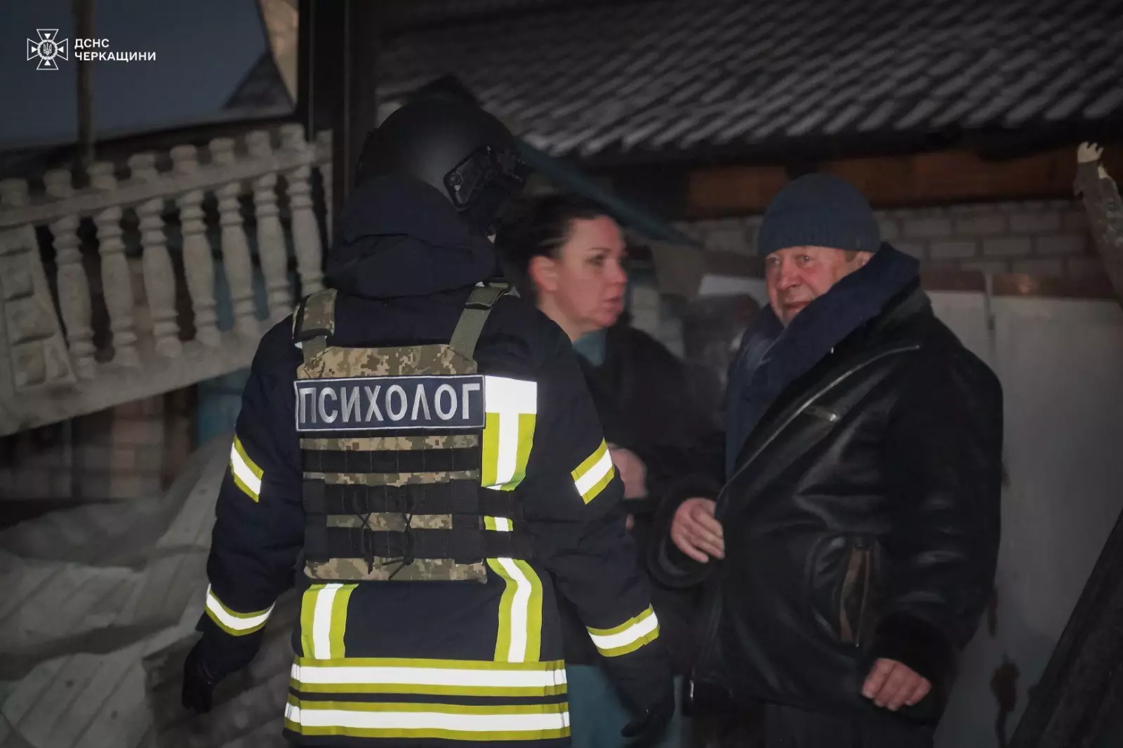 Психолог ДСНС спілкується з постраждалими на місці обстрілу в Черкаській області