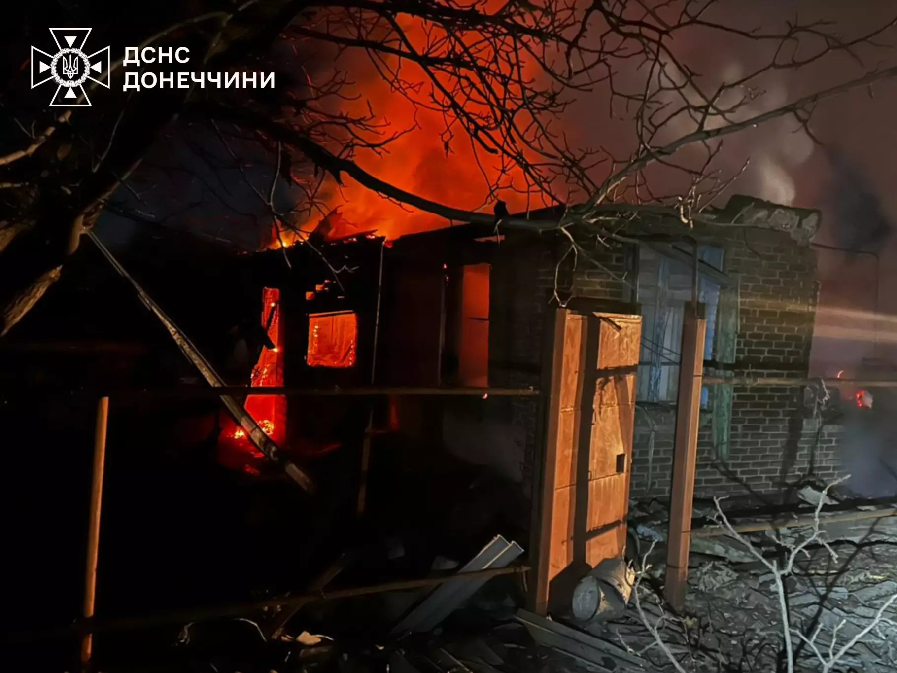 Пожежа в житловому будинку після обстрілу, вогонь охопив дах, зруйновані стіни, нічний час