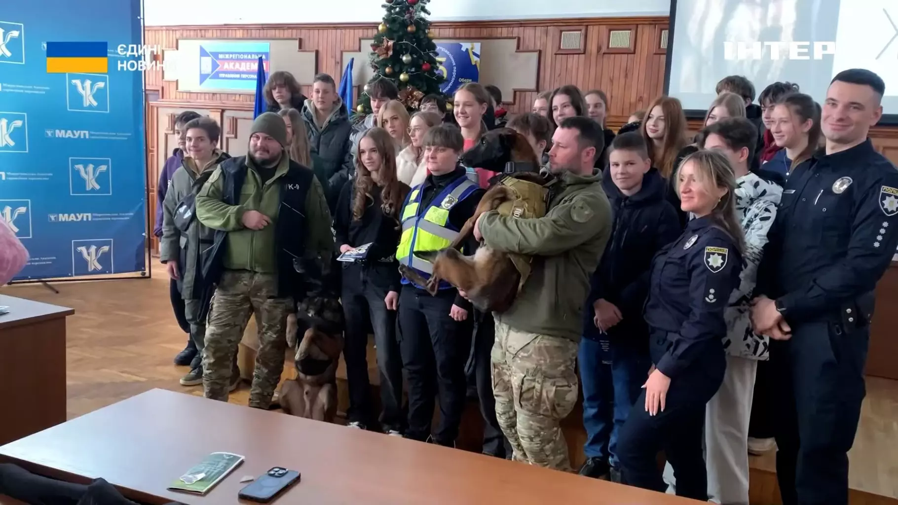 Кінологи Національної поліції України з службовими собаками під час тренування в залі з людьми