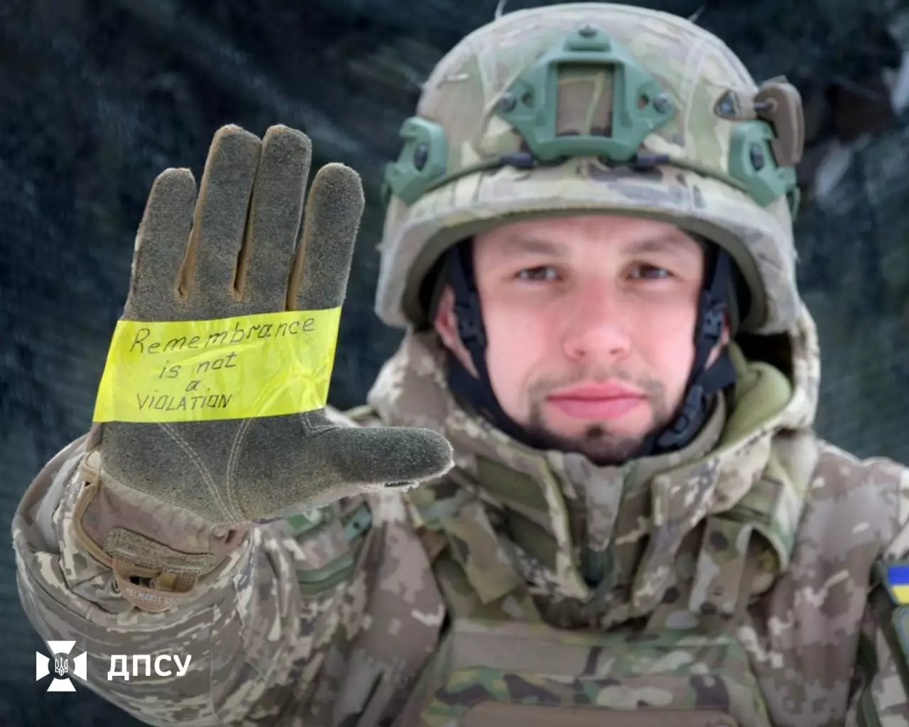 Військовослужбовець у формі з написом на рукавичці "Remembrance is not a violation", підтримка Гераскевича