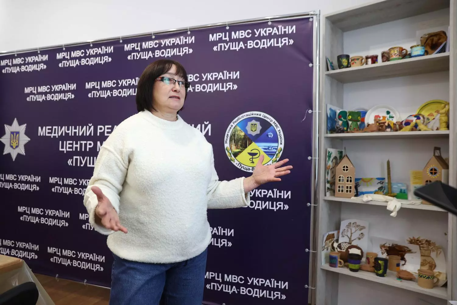 Жінка у медичному реабілітаційному центрі «Пуща-Водиця» розповідає про арт-терапію для ветеранів