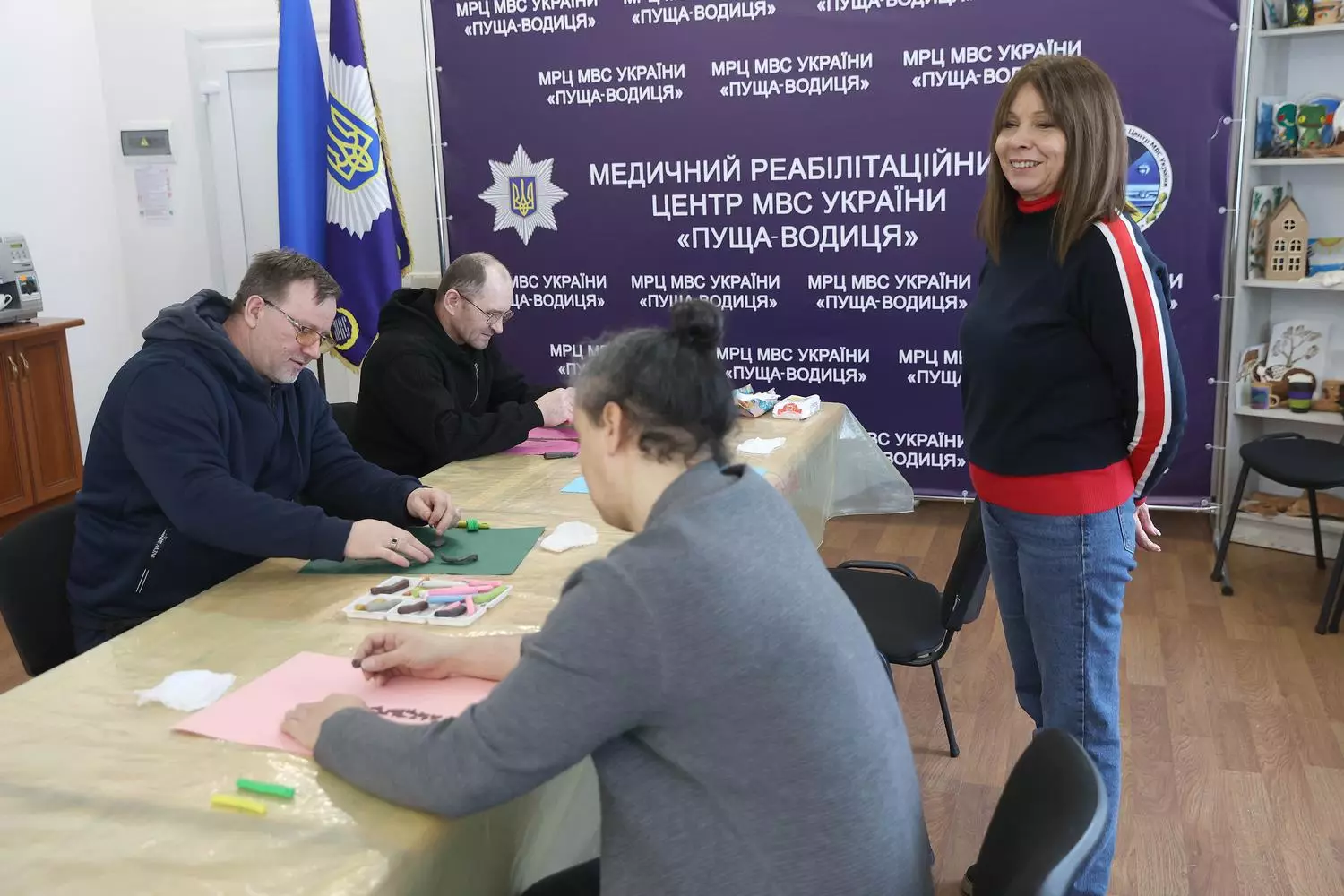 Люди займаються арт-терапією в медичному реабілітаційному центрі «Пуща-Водиця» для ветеранів