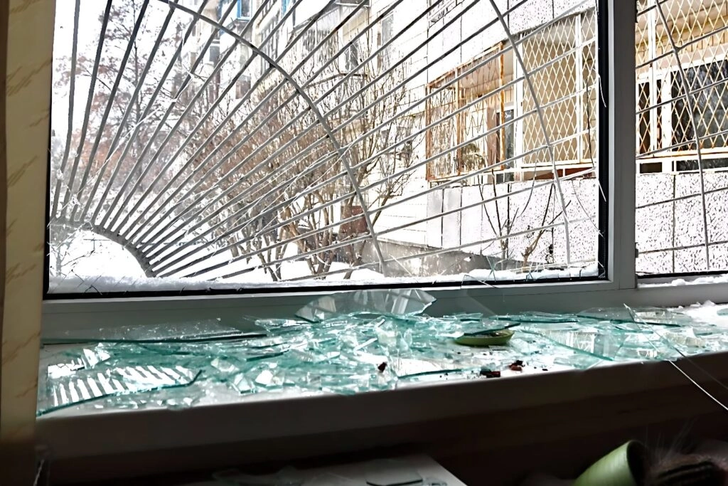 Розбите вікно з уламками скла в бібліотеці після атаки, видно пошкодження конструкцій будівлі