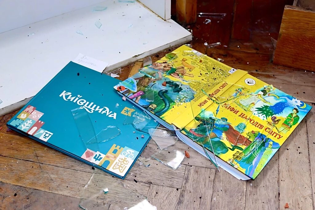 Книги для дітей на підлозі серед уламків скла в пошкодженій бібліотеці внаслідок атаки дрона