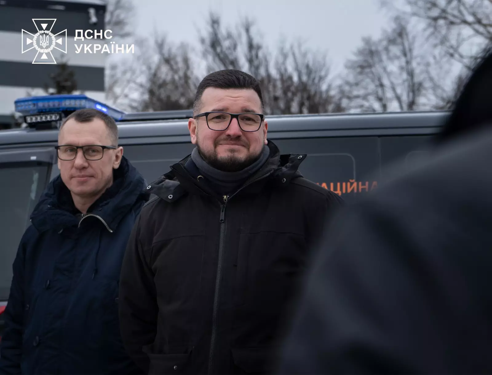 Рятувальники біля броньованого Volkswagen Transporter під час церемонії передачі для ДСНС України