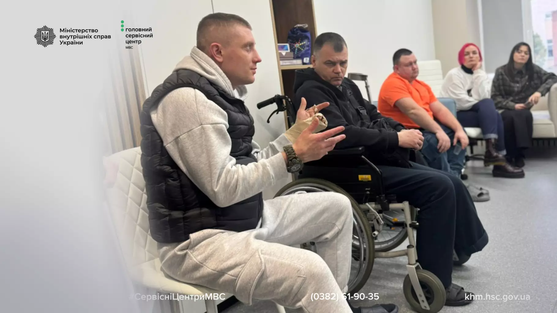 Люди в інвалідних візках та безбар'єрному середовищі обговорюють питання доступності в автошколах МВС