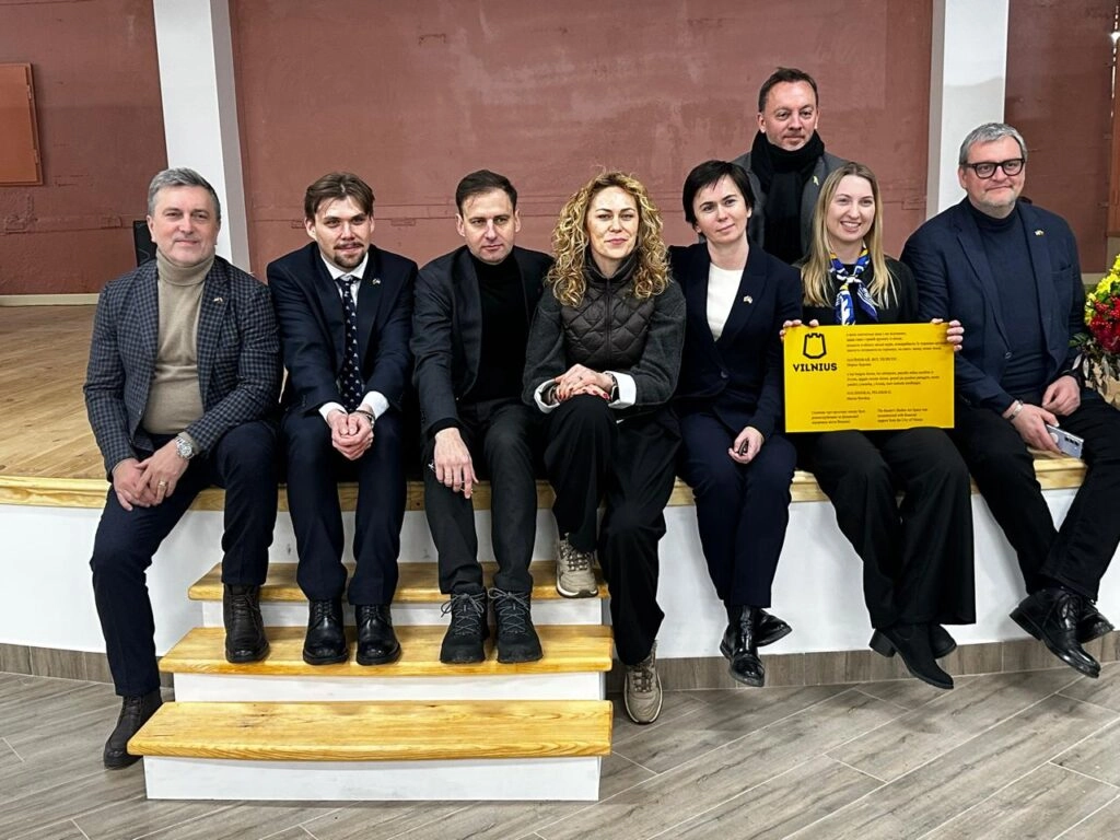 Делегація з Литви та представники України сидять на сходах у SHELTER-ART SPACE у Дніпрі