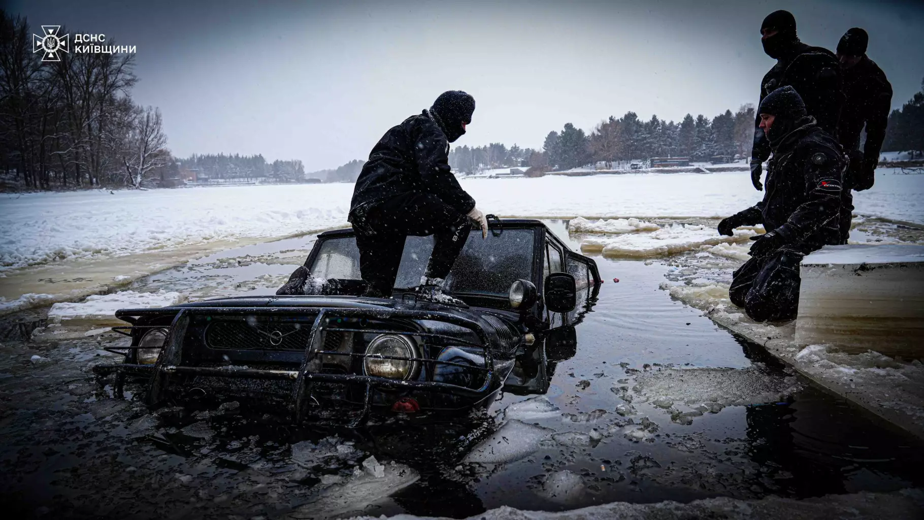 Рятувальники на замерзлій водоймі витягують автомобіль УАЗ з-під льоду за допомогою спеціального обладнання